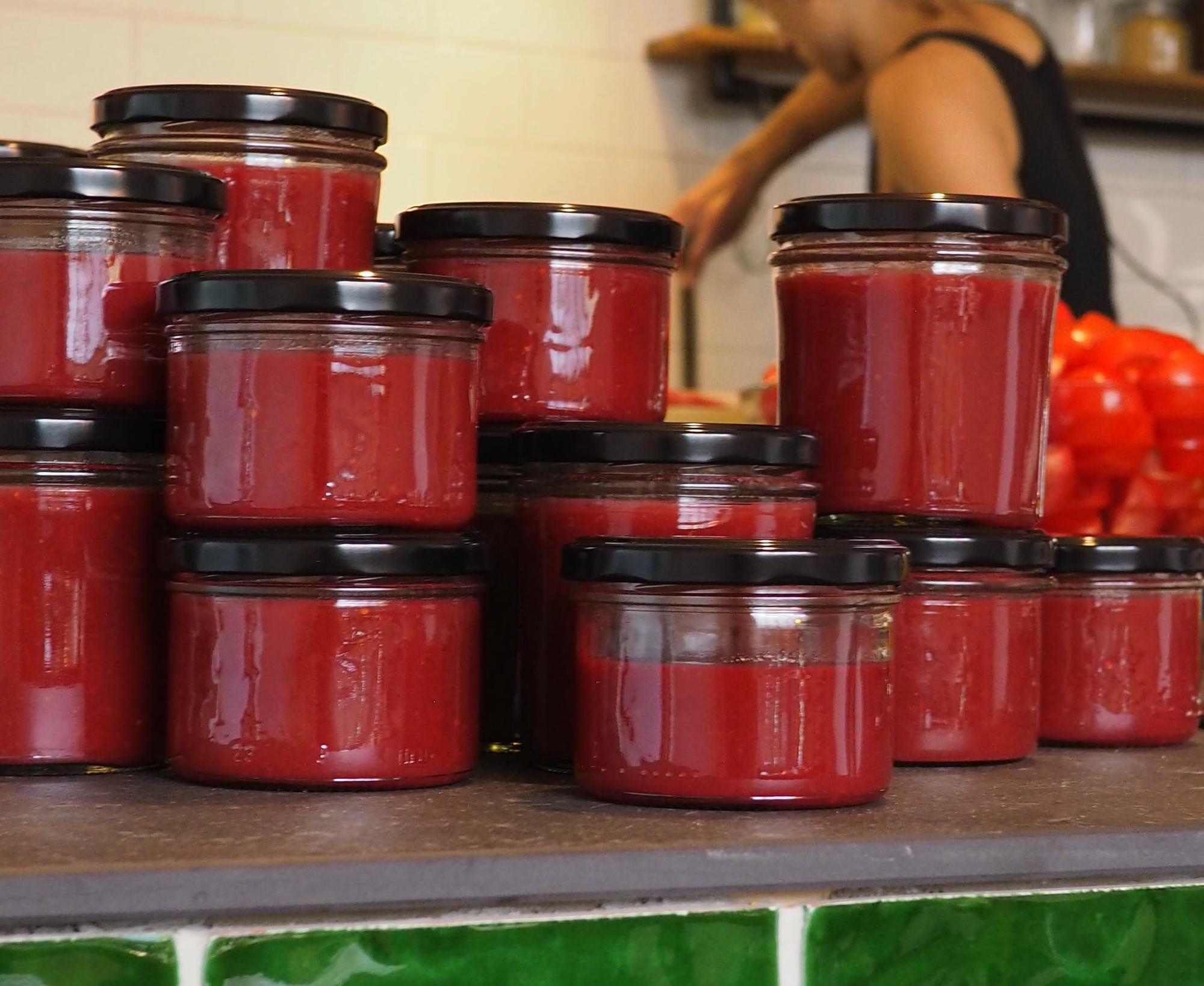 Im Hochsommer schmecken die Tomaten am besten, weshalb im Juli die Einkochsaison startet.